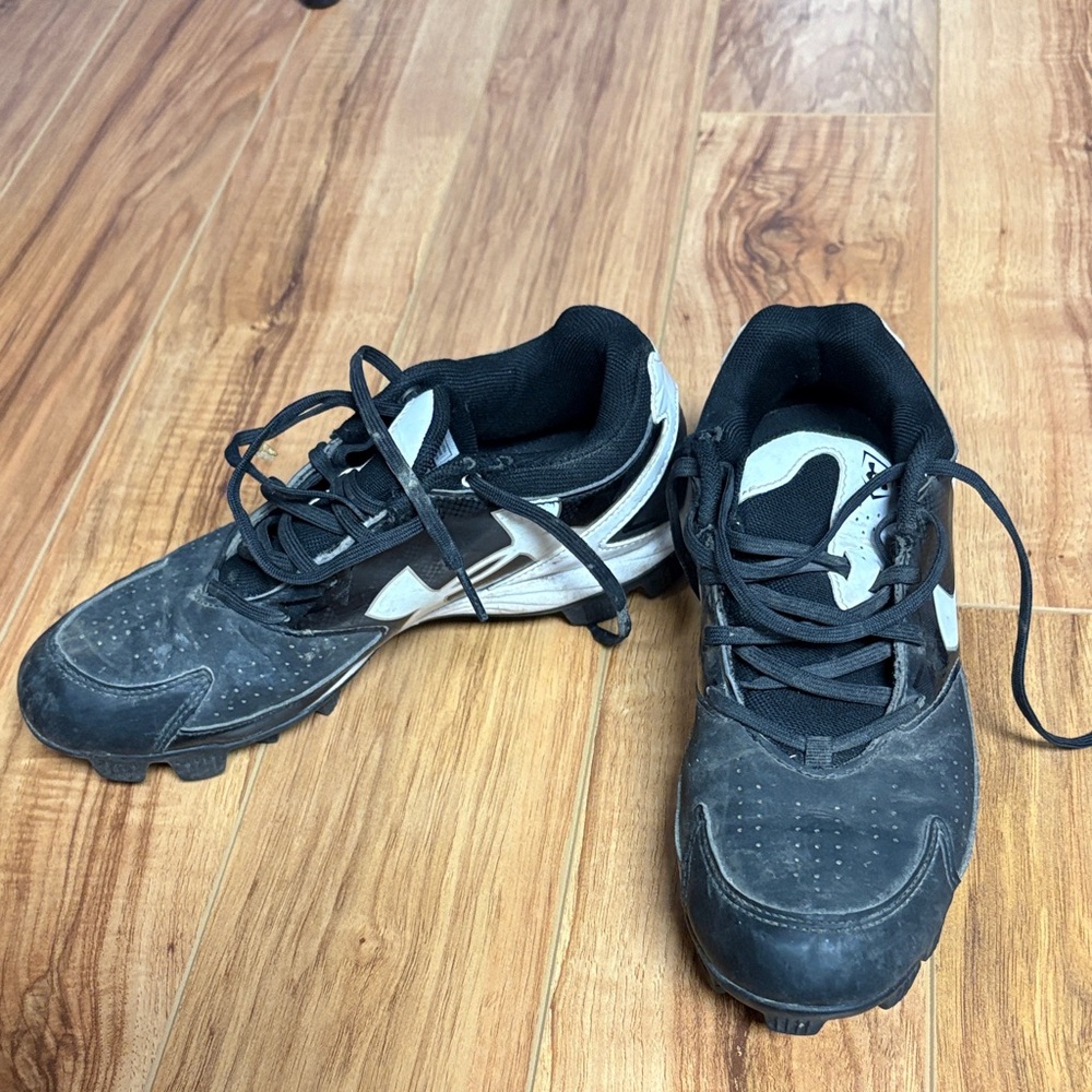 Under Armour Kids Sneakers in Black and White